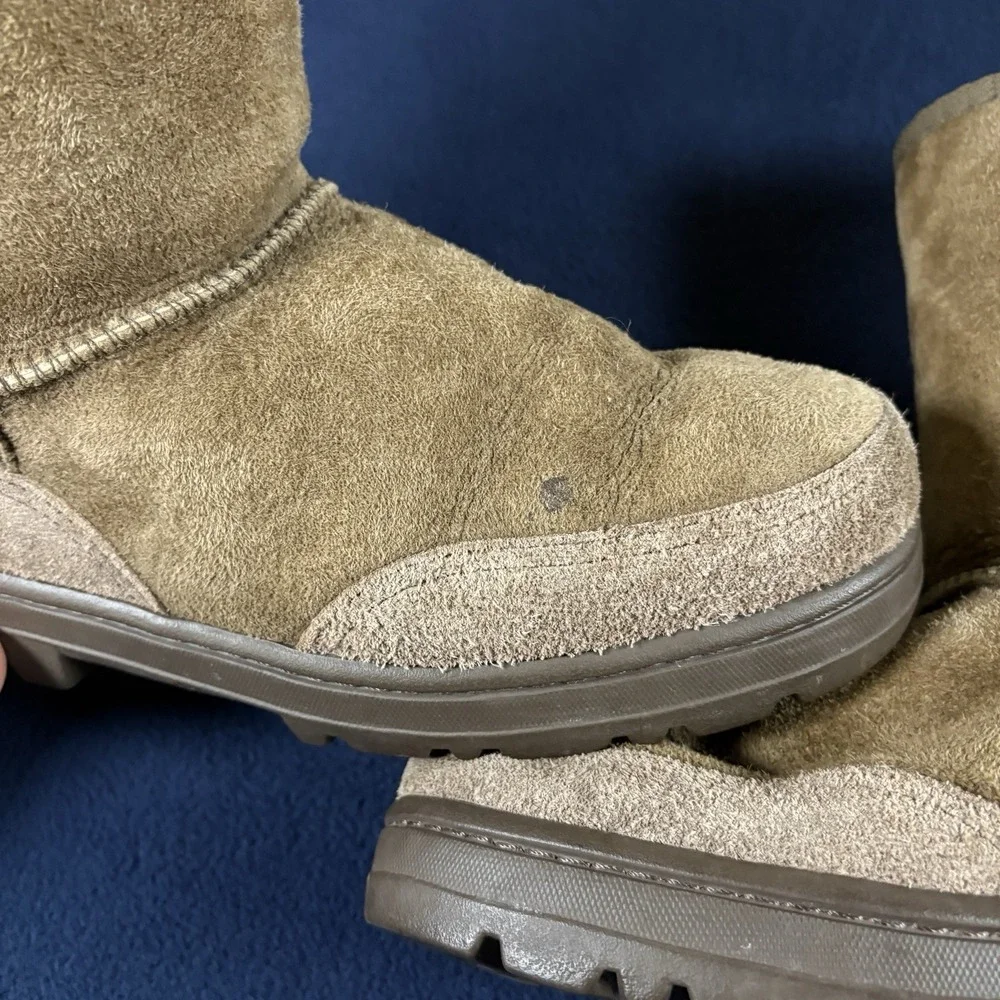 VTG UGG Size 7 Brown Suede Ultra Short #5225 Sheepskin Lined Rubber Sole Boots